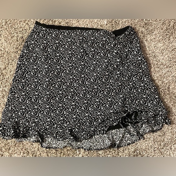Forever 21 black and white skirt with string tie rouching on one side. Zipper - Picture 1 of 6